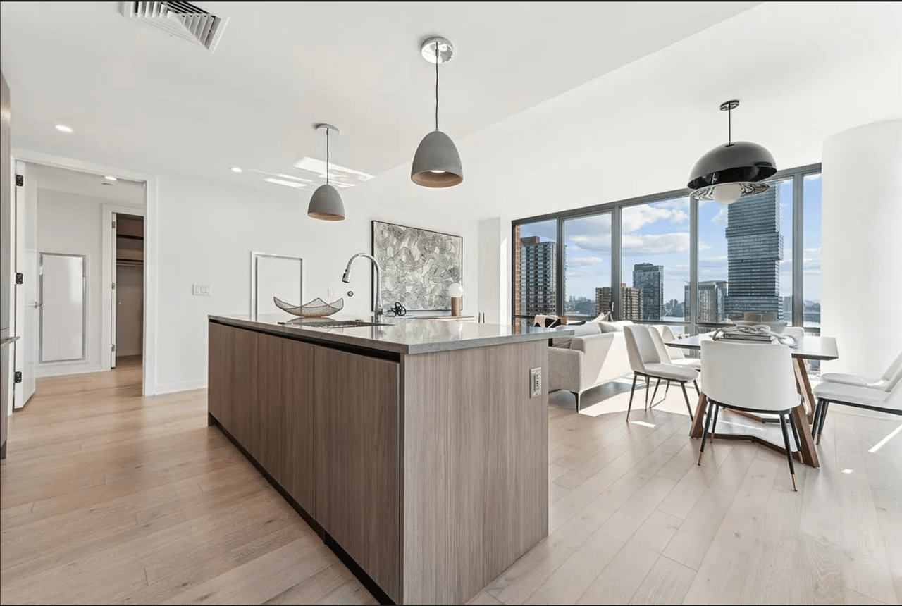 155 Bay Street, 3204