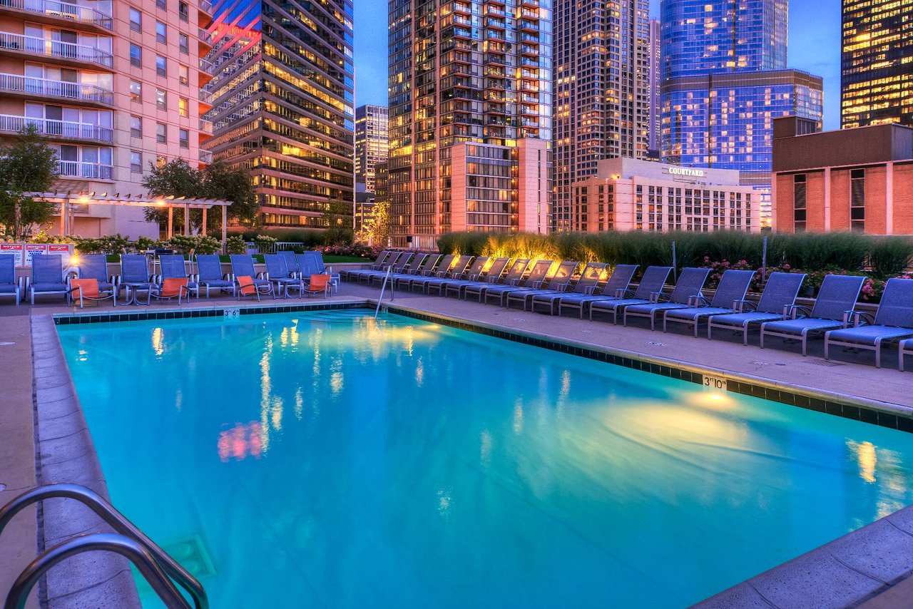 545 N Dearborn St - Grand Plaza - picture of building's pool and city views