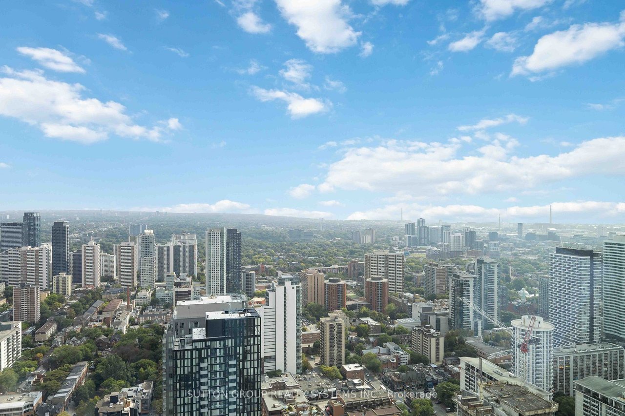 YORKVILLE PENTHOUSE LIVING