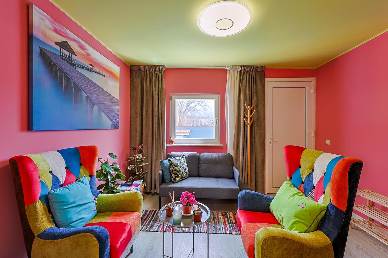 Charming 2-Bedroom Detached Home with Patio for Rent in Estoril