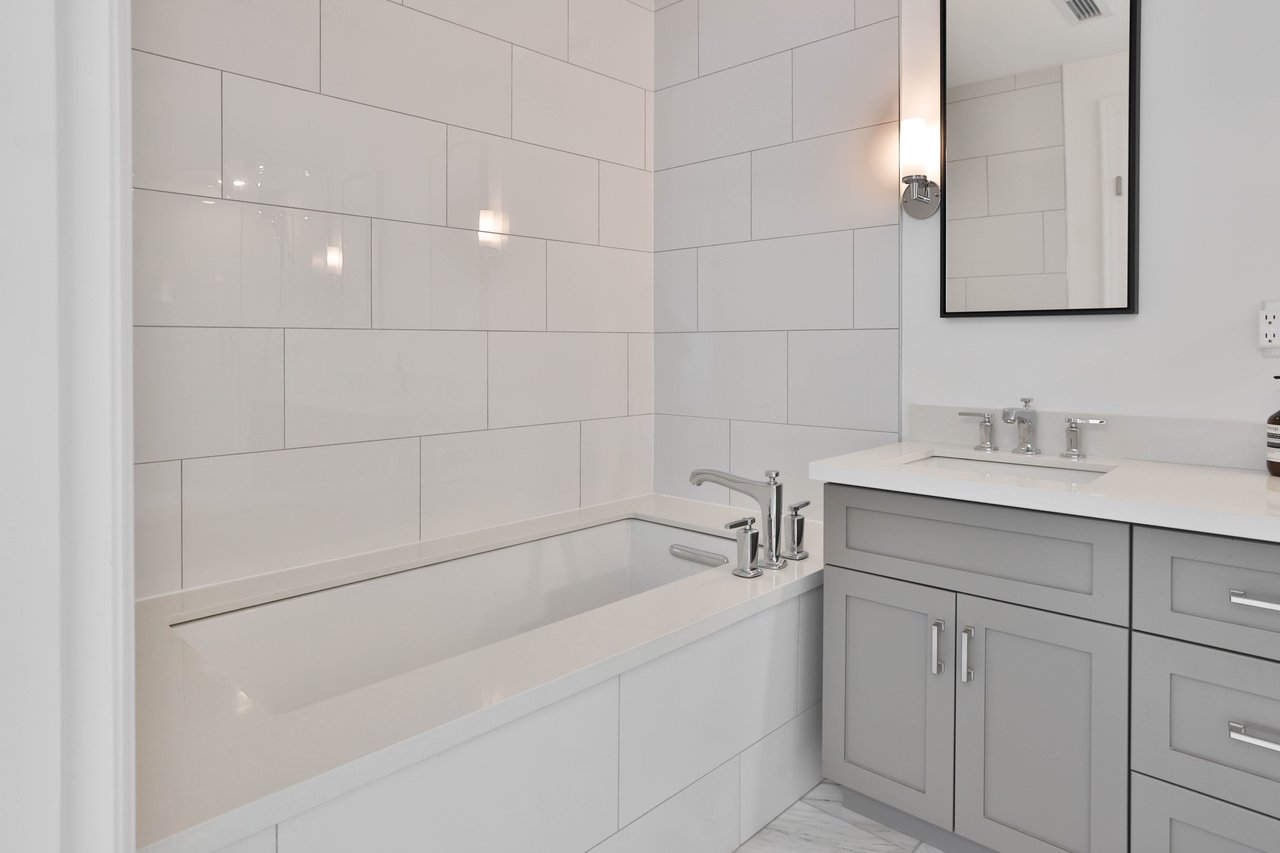 304-2060 Lakeshore Road, Burlington