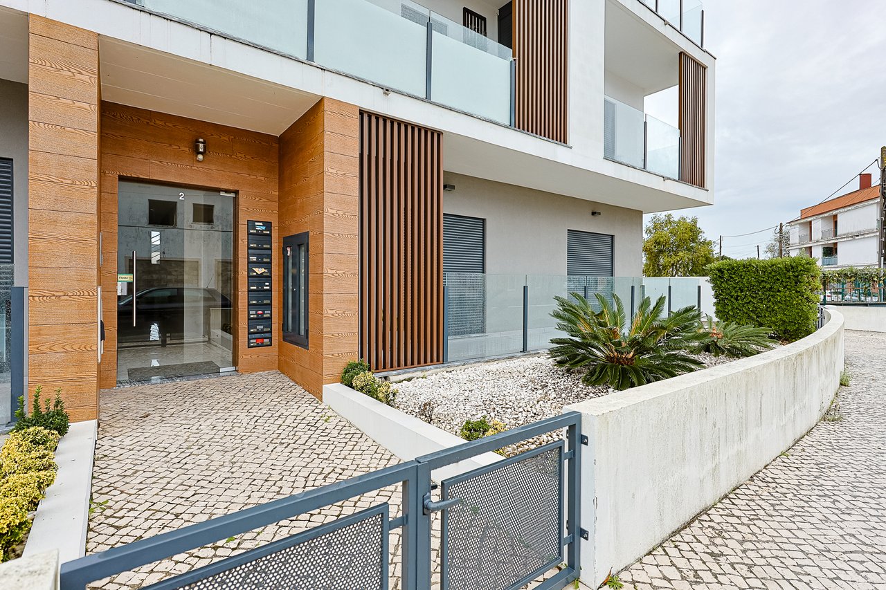 Modern 2-Bed, 2-Bath Apartment in Central Marinha Grande – Near Nazaré