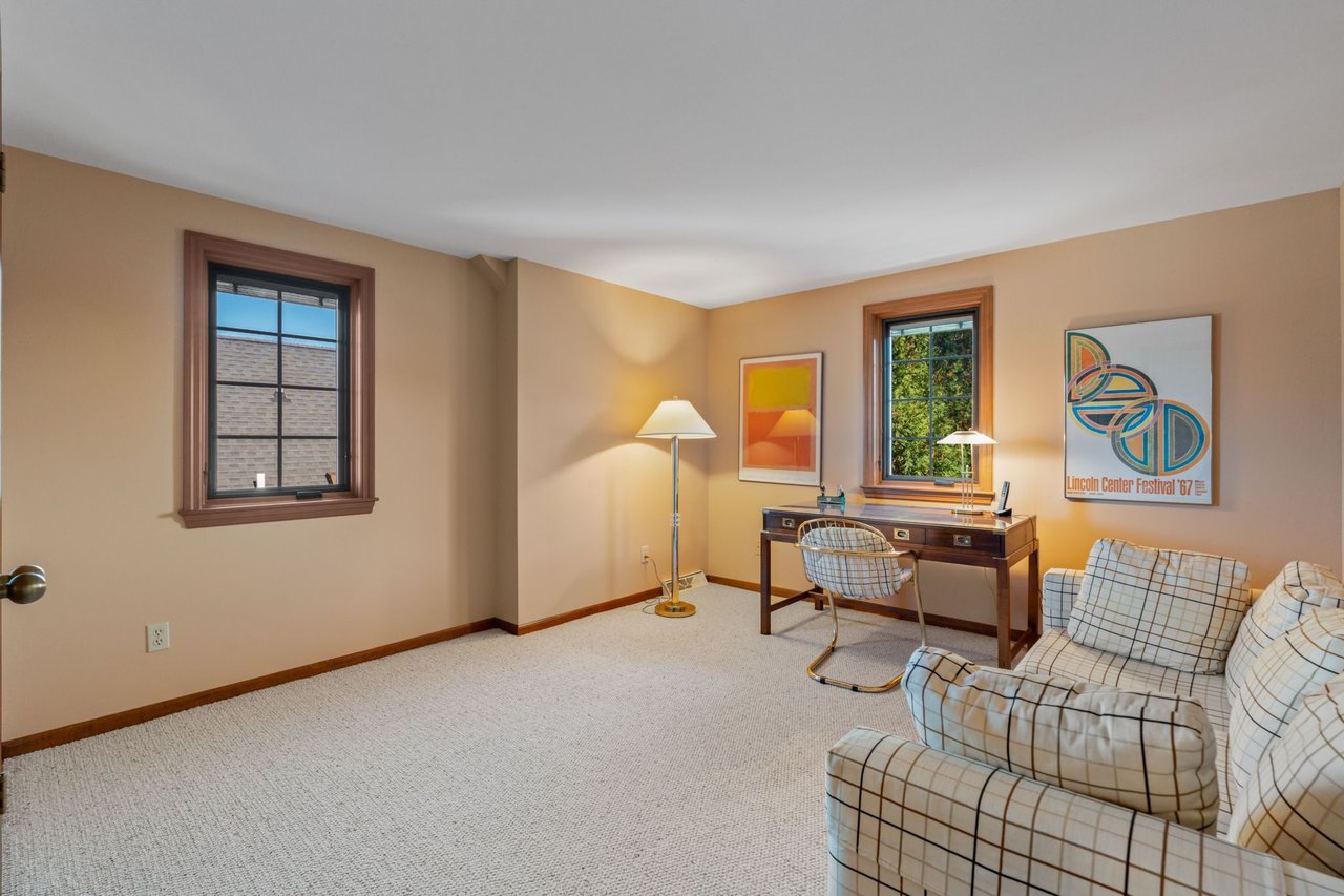 2611 W Lake Vista Ct