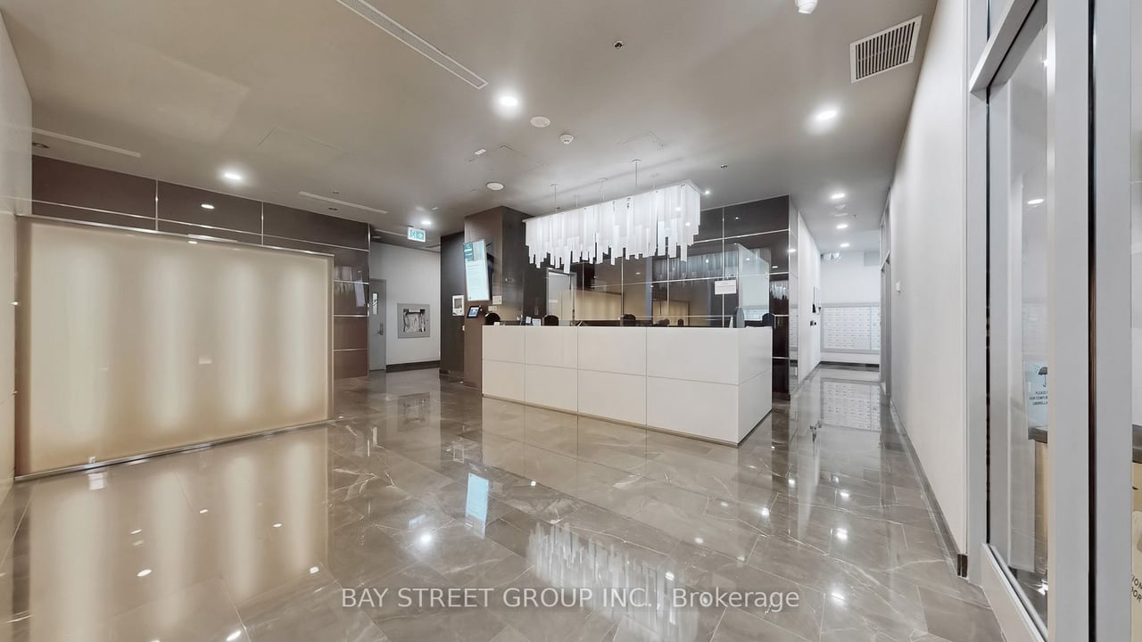 STUNNING SUNNY PENTHOUSE