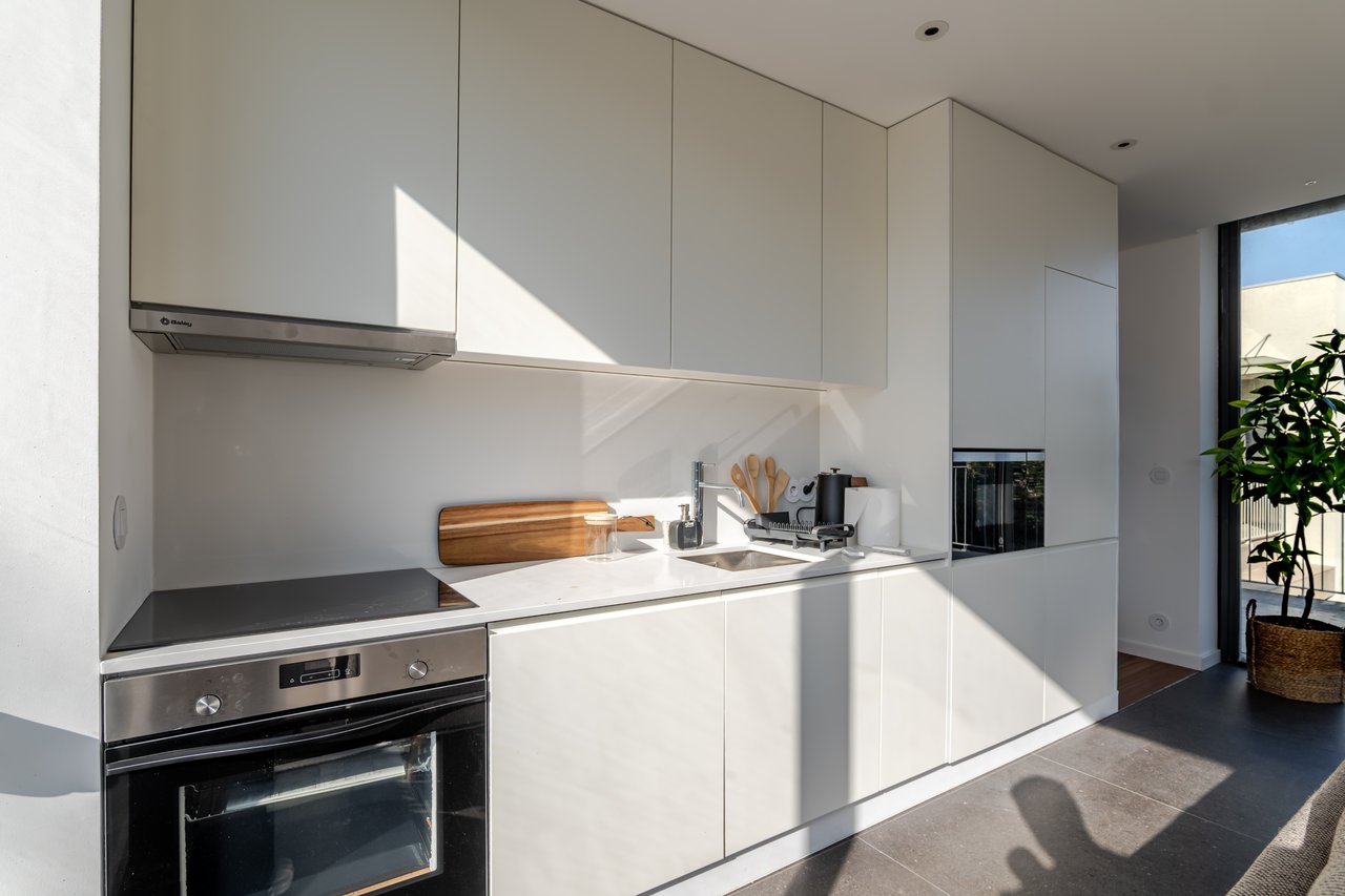 Modern 2-Bedroom Apartment with Expansive Private Terrace & Sort-term Rental (AL) License in Central Porto