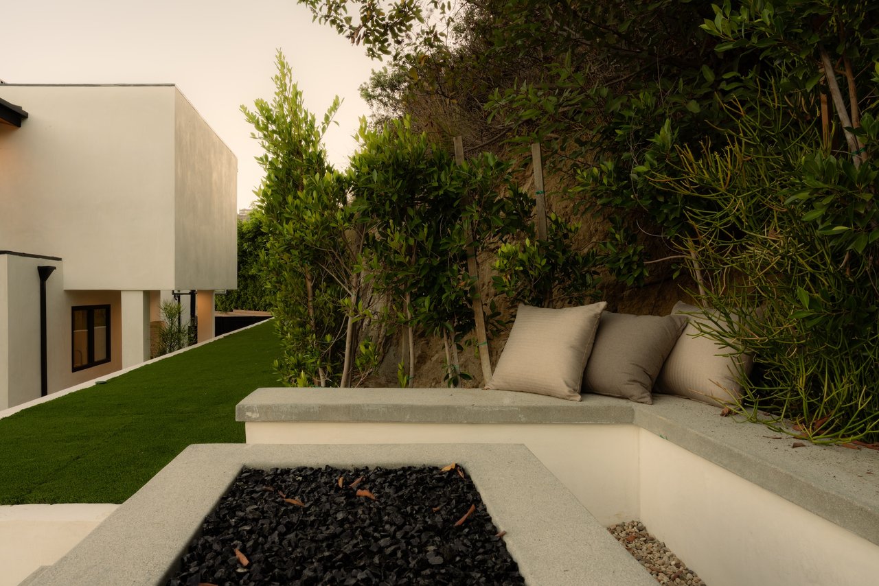 quintessential Hollywood Hills