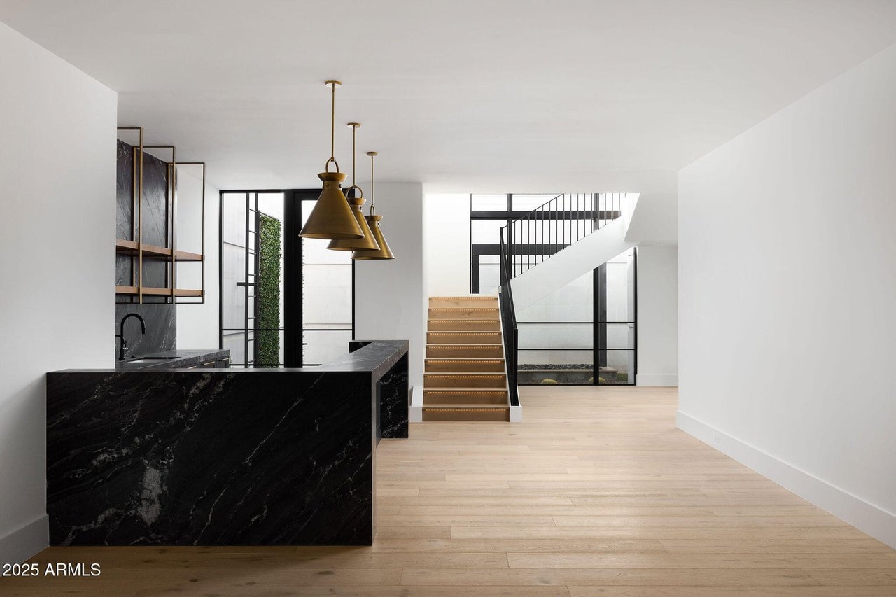 6512 E HUMMINGBIRD Ln