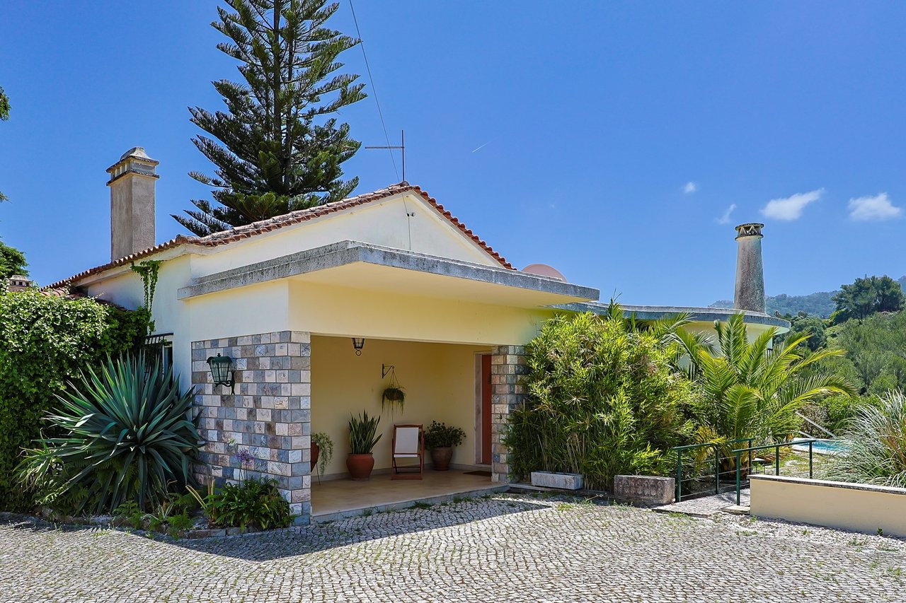Exclusive Family Villa with Expansive Gardens Near Sintra’s UNESCO Heritage Centre