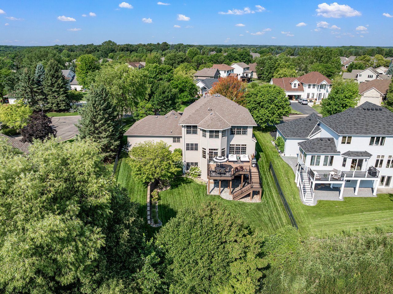 Walkout 2-Story Overlooking the Elm Creek Park Reserve
