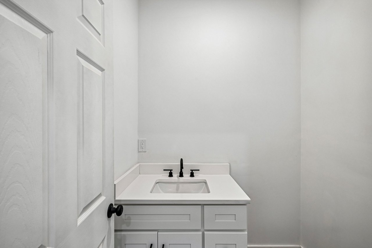 33 Seabiscuit Dr, Plymouth, MA 02360
