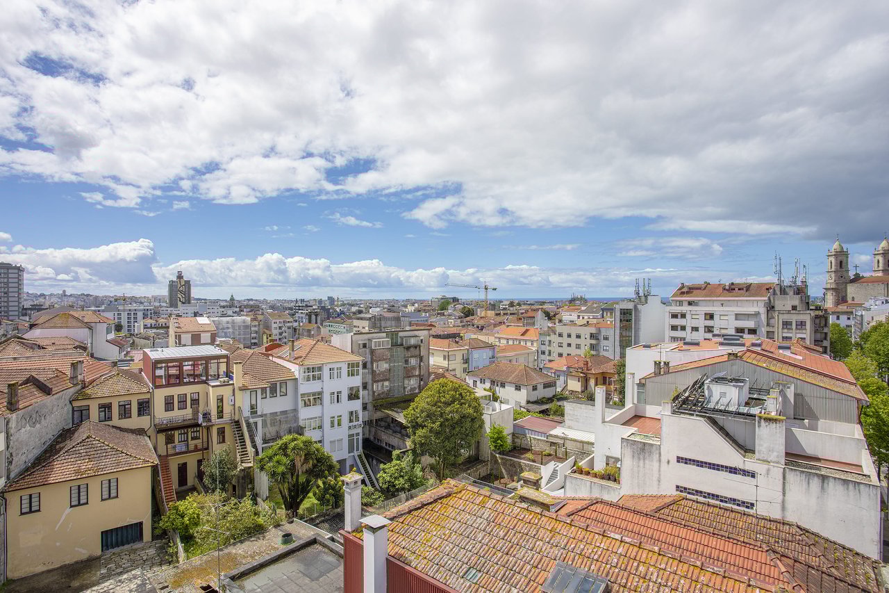 Elegant 3-Bedroom Apartment with AL License and Terrace in Central Porto