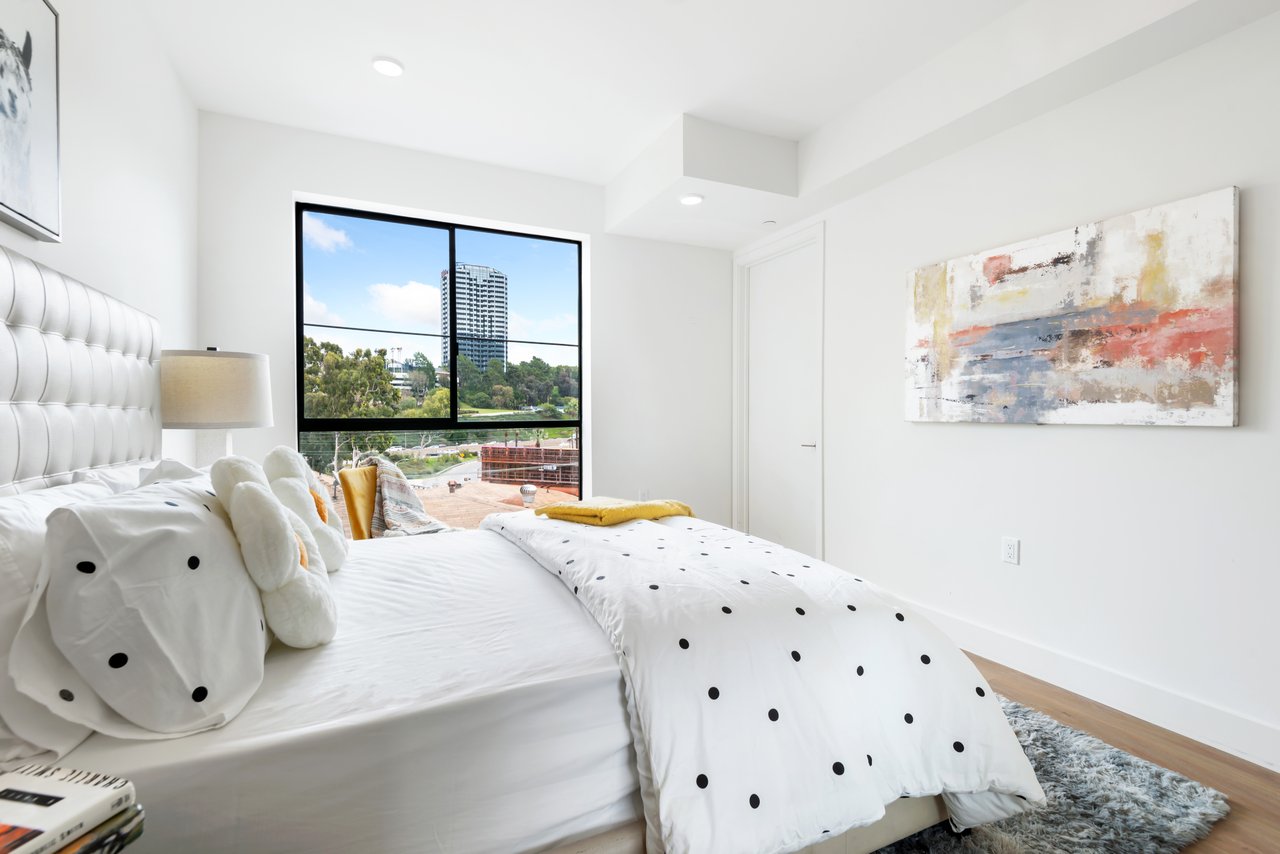 Aurelia Terrace, Regal Pl, 90068