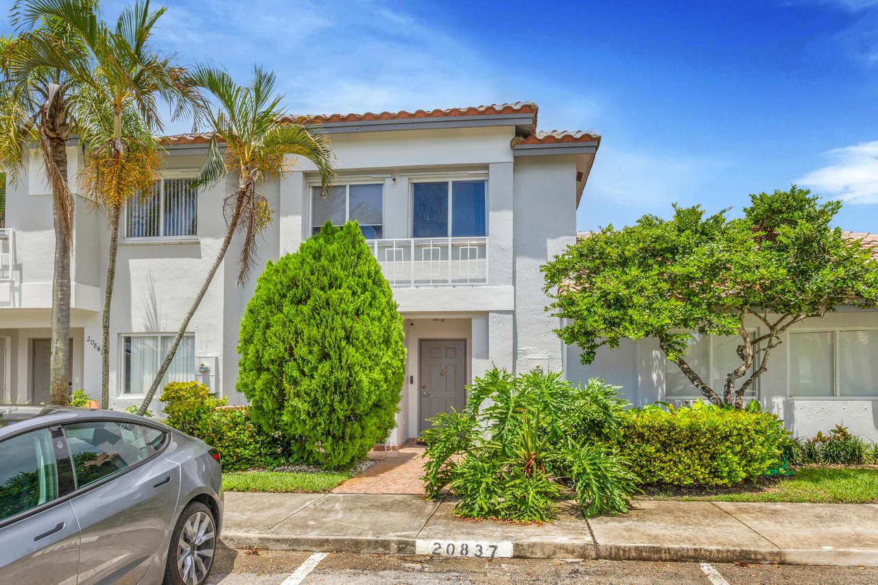 Lakefront Townhouse in Pembroke Pines