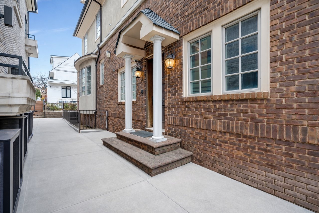 850 E 23rd Street private house