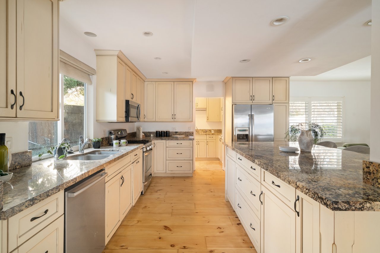 20212 Oxnard St, Woodland Hills