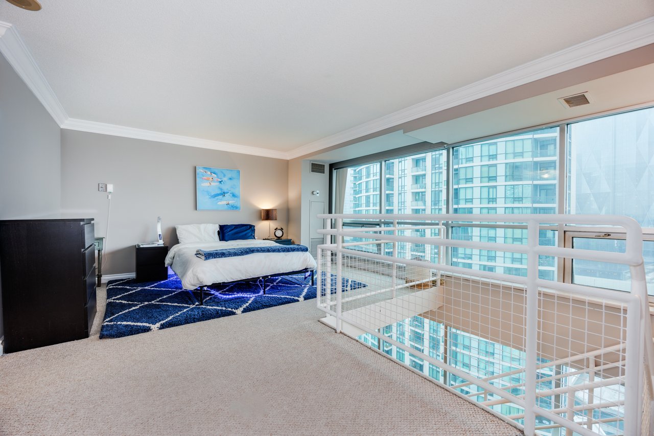 2-Storey Retreat On Queens Quay