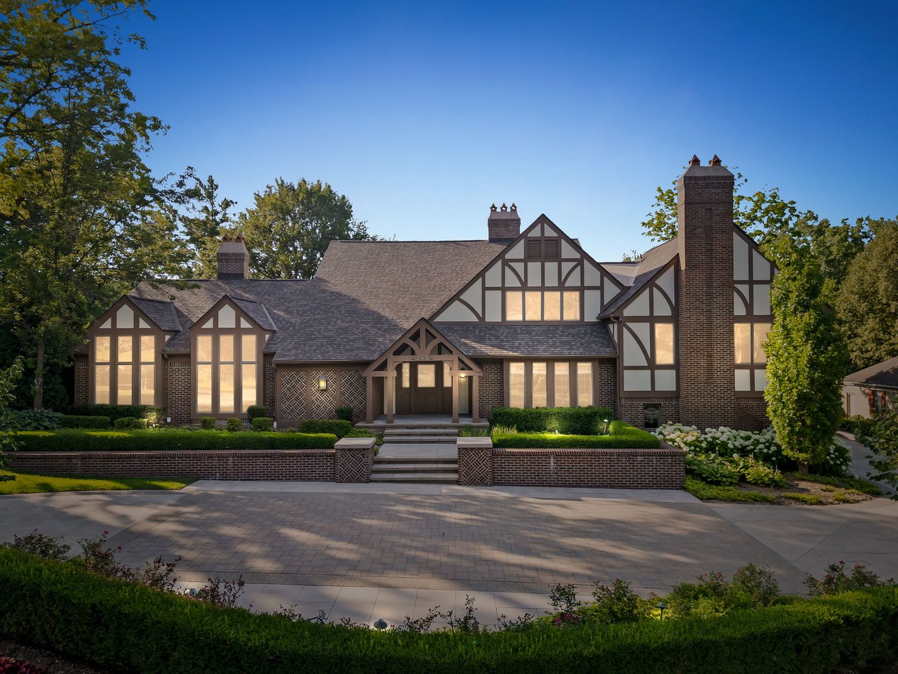 260 Woodwind Dr, Bloomfield Hills