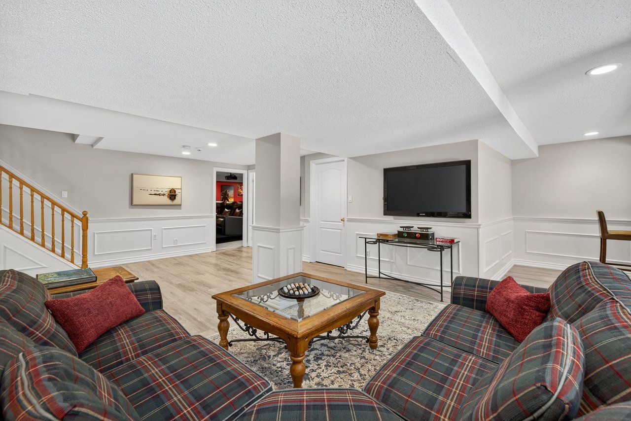 6 Falling Leaf Crt, Aurora