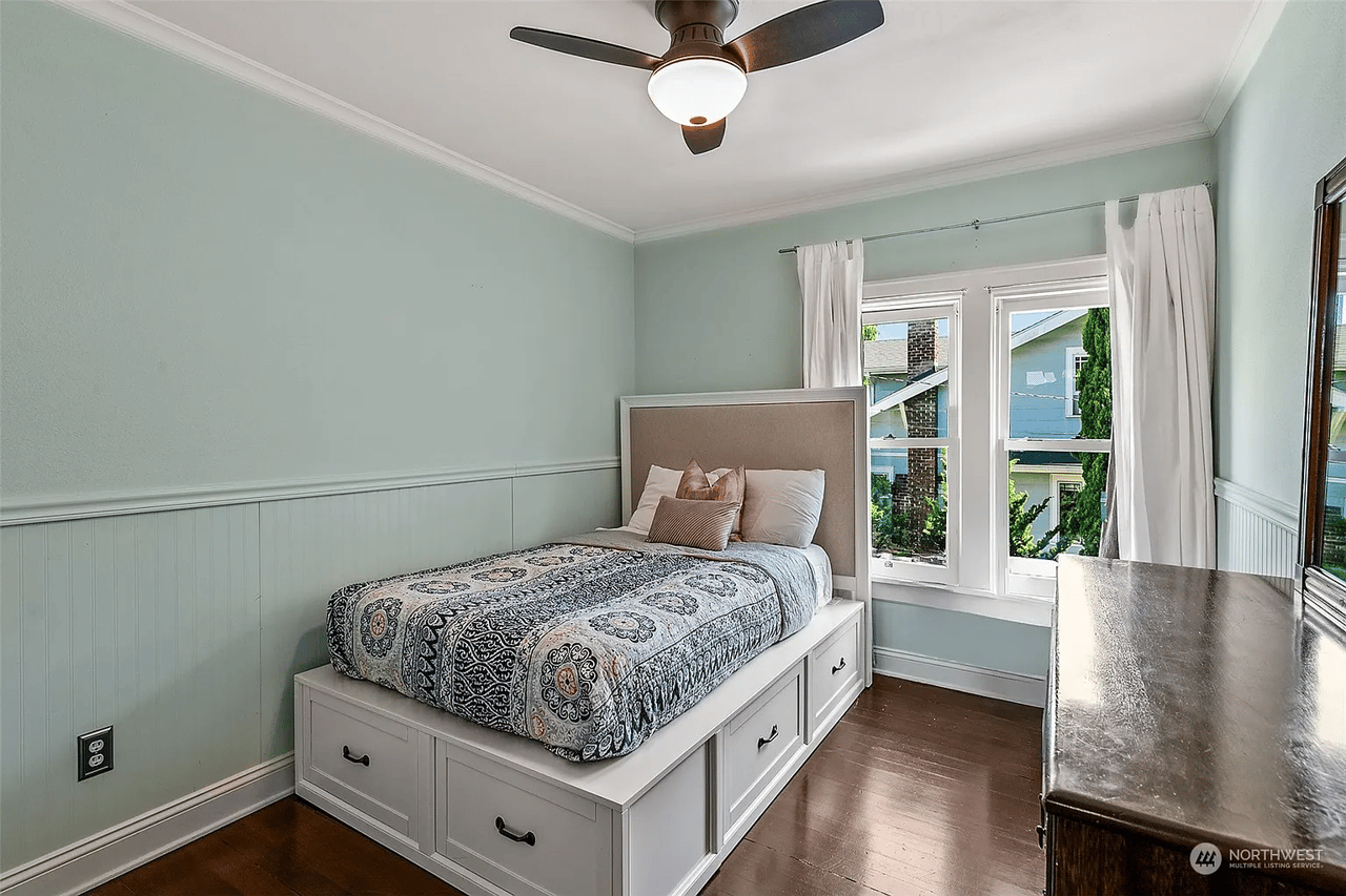 5529 Kenwood Place N