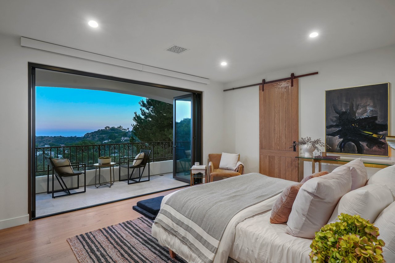 7212 Mulholland Dr, Hollywood Hills