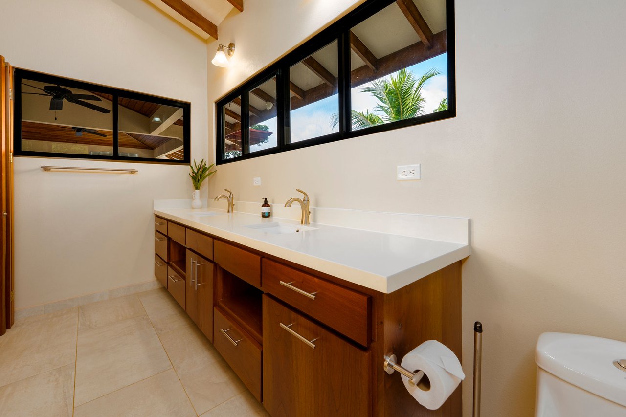 OCEAN AND MOUNTAIN VIEW 3 BEDROOM HOME WITH POOL IN LAGUNAS