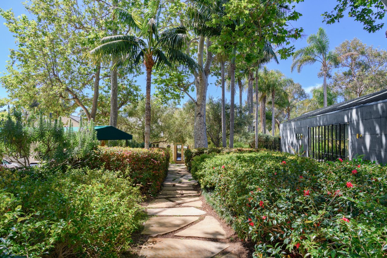 6625 Zumirez Dr