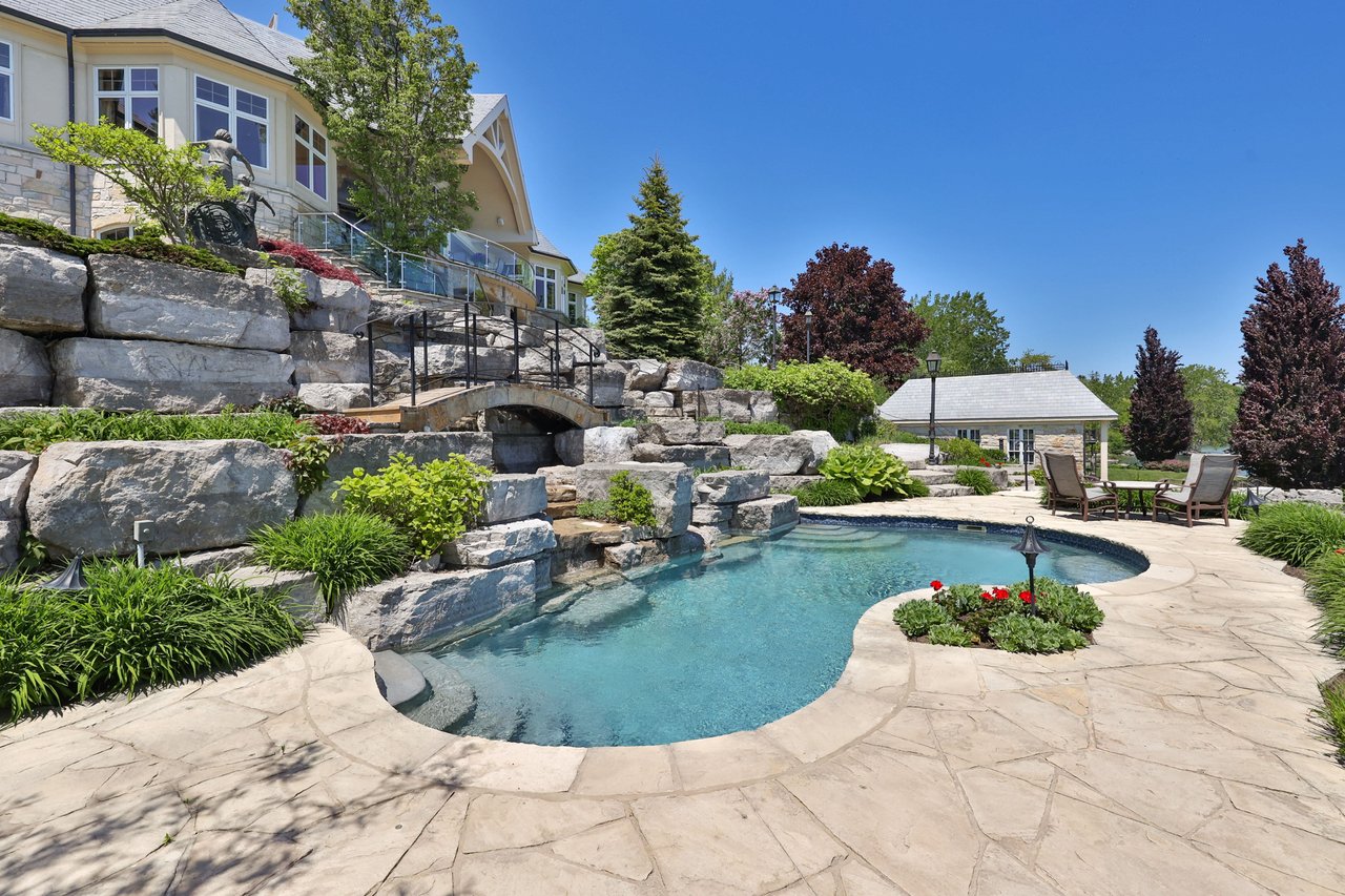 872 Whittier Cres