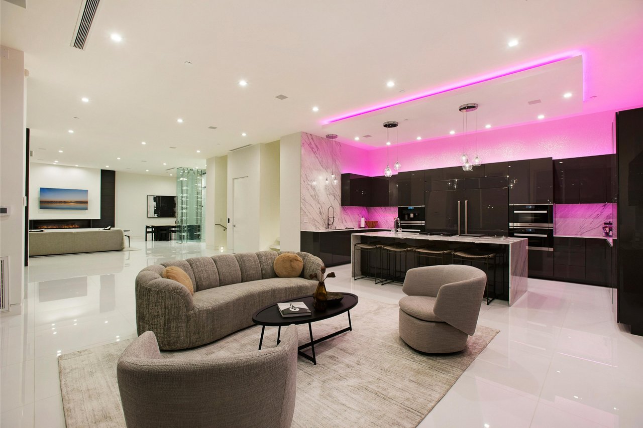9459 Beverly Crest Dr