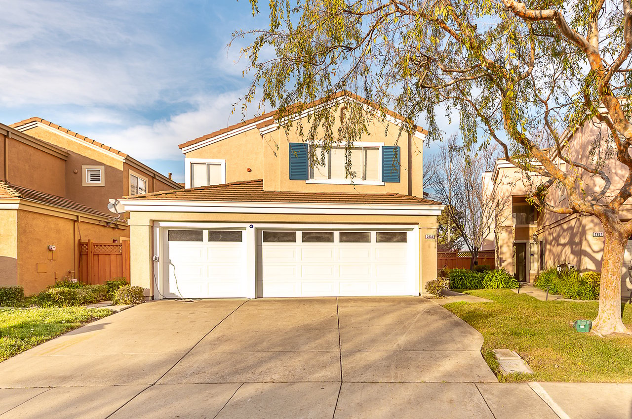 Sought after gated community! 4/5 Bed, 1bed/bath down. 