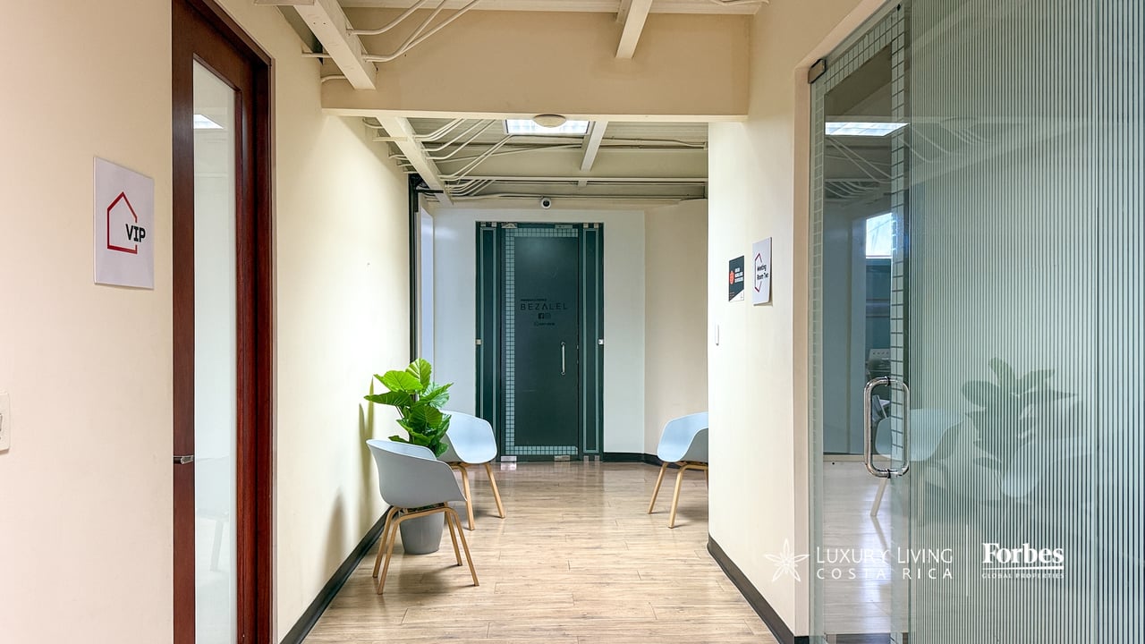 21581 - 3-Story Office/Warehouse with Easy Access to Route 27 in Guachipelin, Escazú