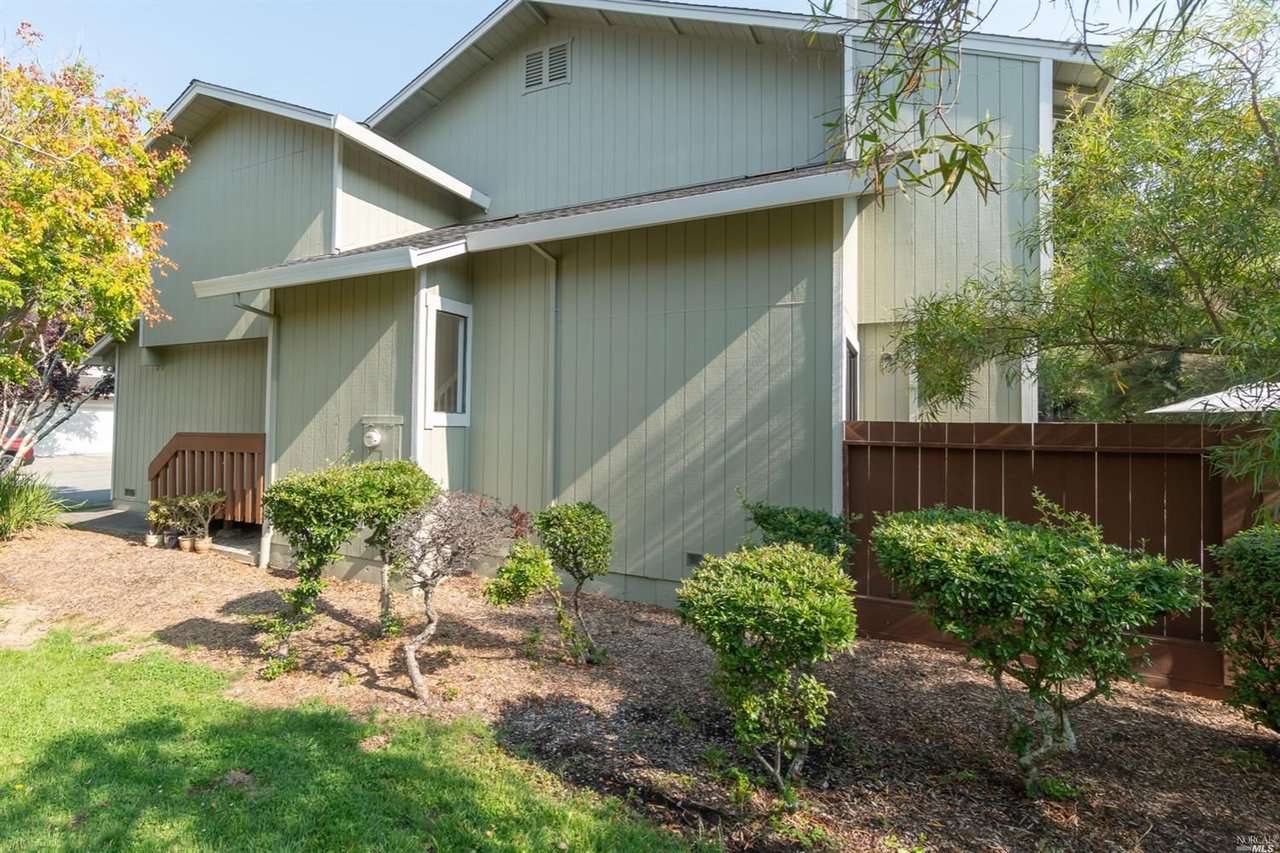 17 Cedarwood Ln
