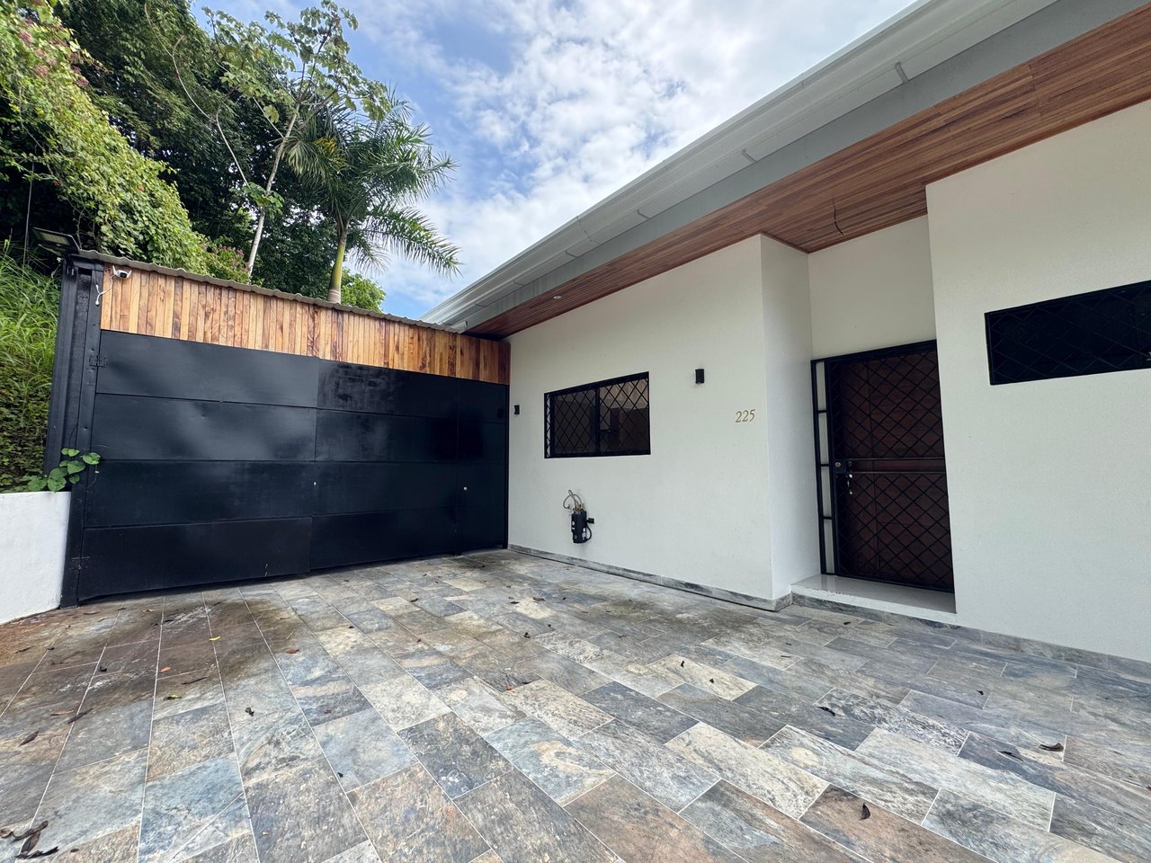 Modern Elegance Meets Incomparable Views, 3BDR&3Baths Home