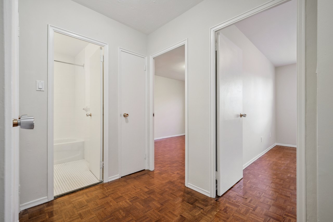 Bright 2 Bedroom Unit in Prime Port Credit Location