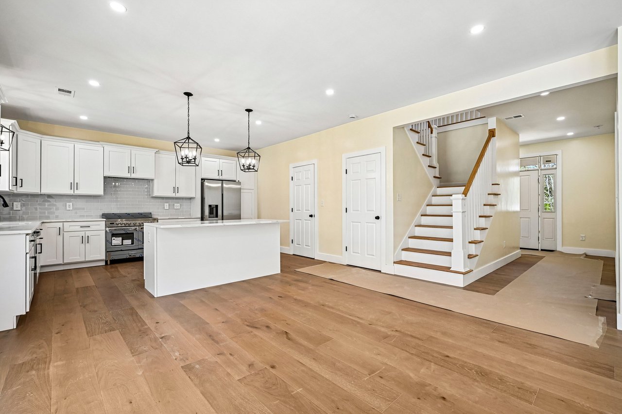 33 Seabiscuit Dr, Plymouth, MA 02360