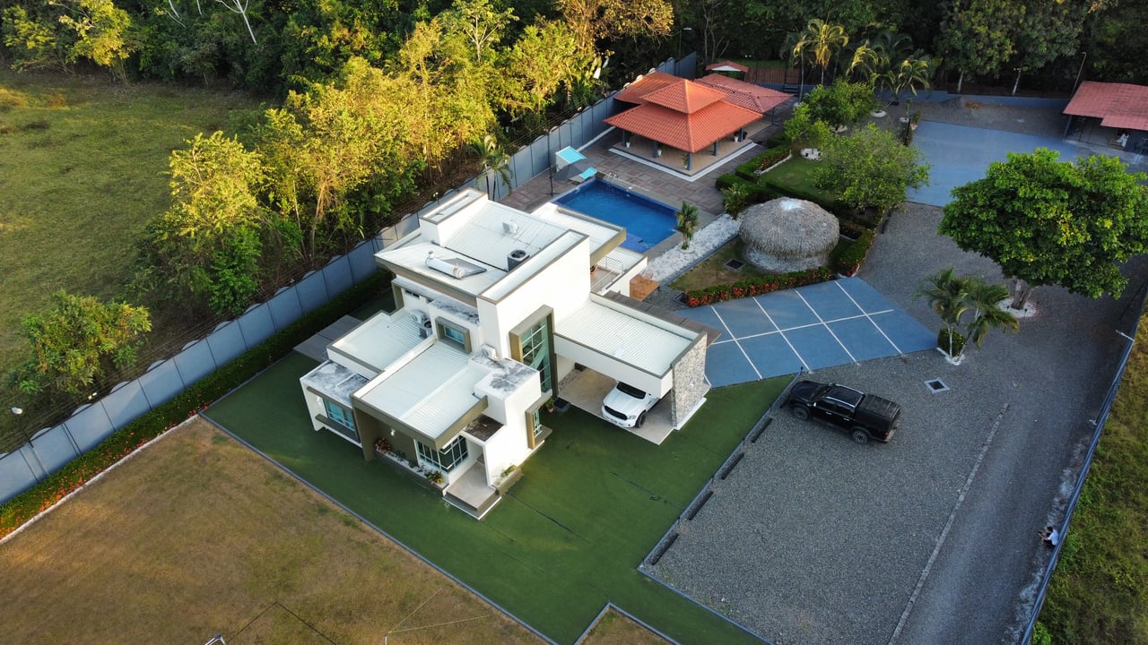 Beautiful house in Residencial Palmas del Sol | Tranquility and style