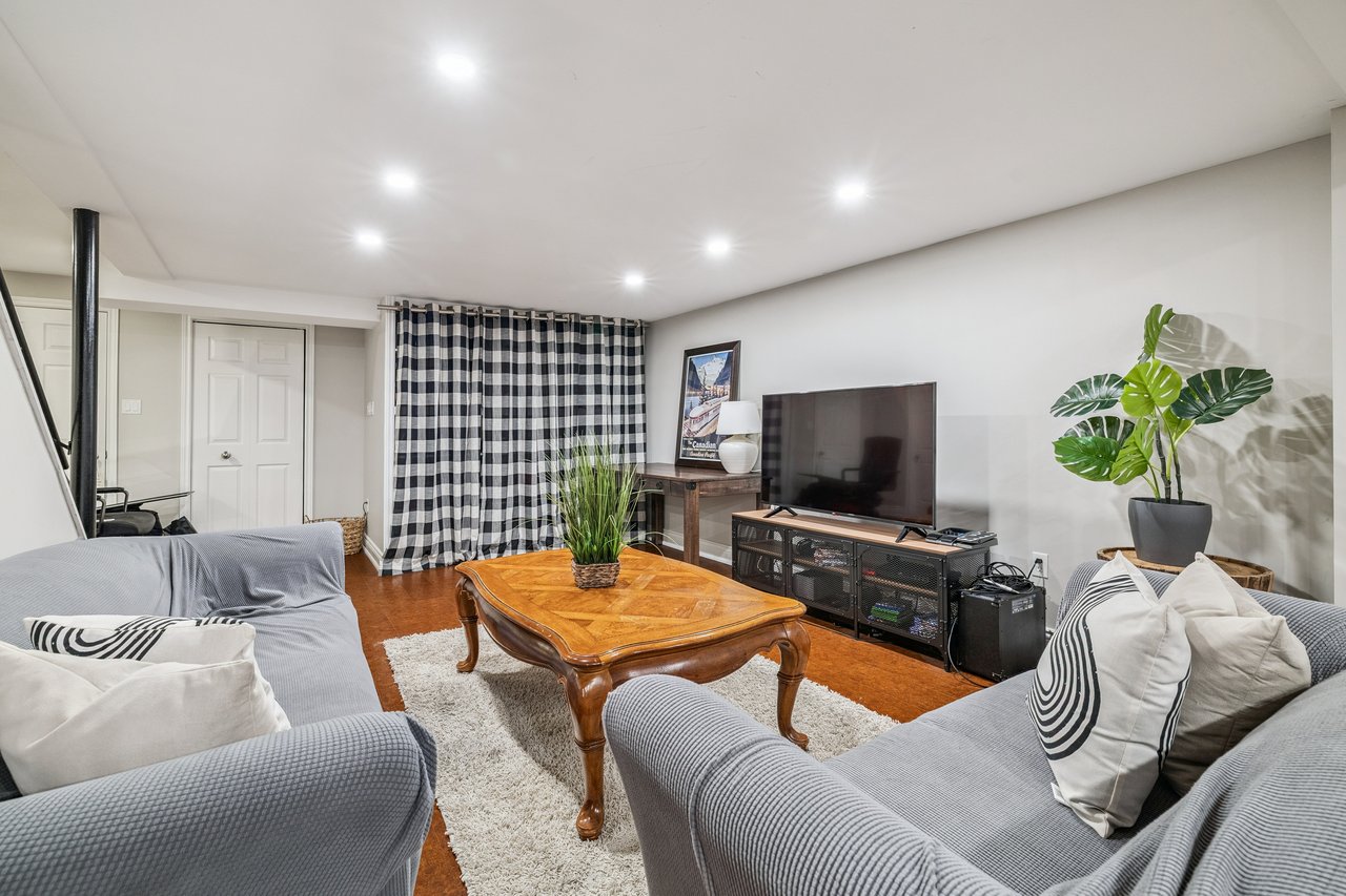 Impressive Home on Ravine Lot in Glen Abbey