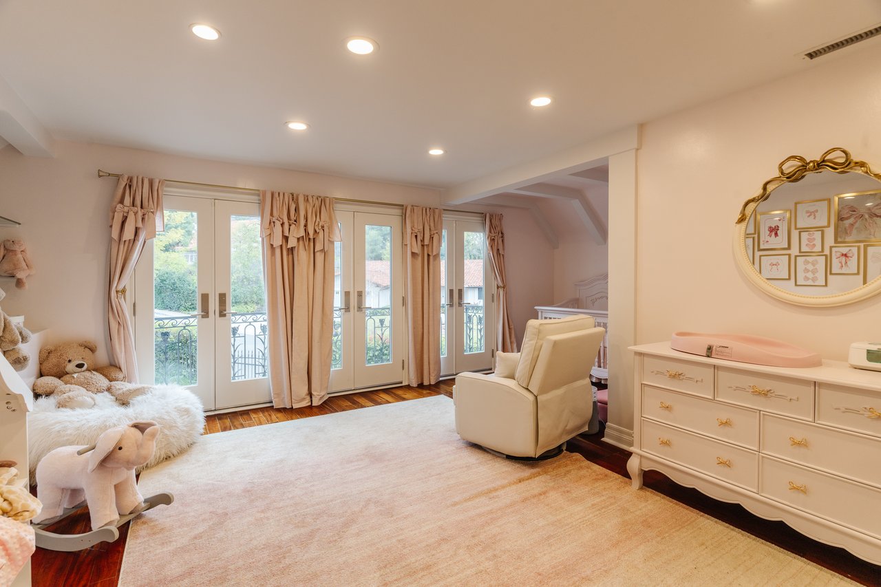 3819 Vista Linda Dr, Encino