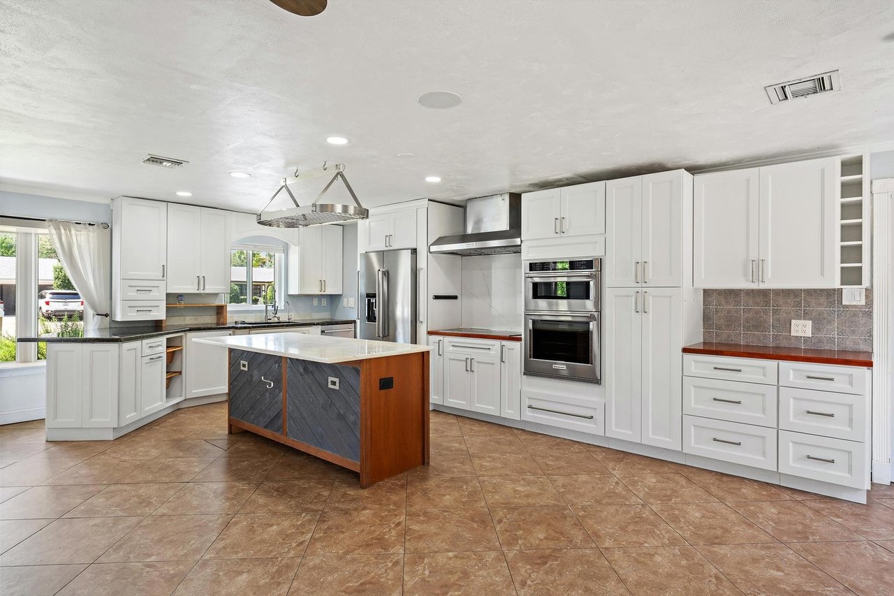 Jupiter Florida real estate around $900K featuring single-family homes, established neighborhoods, large yards, and homes for sale under $1 million.