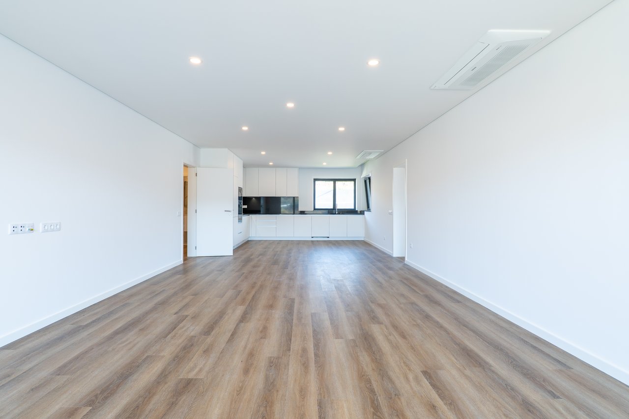 Luxury 3-Bedroom Villa with Private Garage and Expansive Living Area