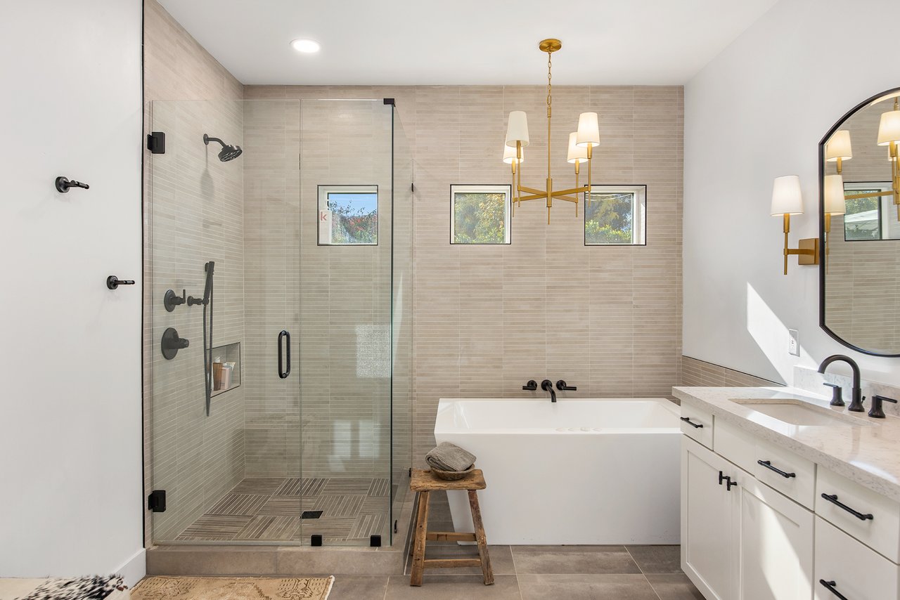 4119 E INDIANOLA Avenue