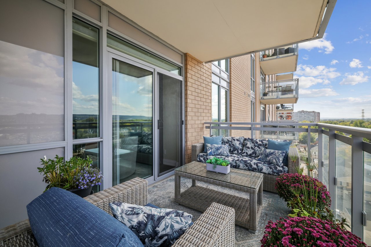 Stunning 2 Bedroom Upgraded Corner Unit