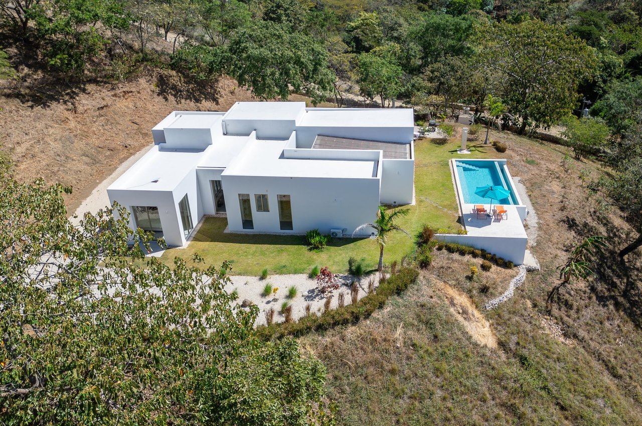 Finca Hermosa | Modern 3BR Luxury Villa with Infinity Pool in Exclusive Finca Panama Community