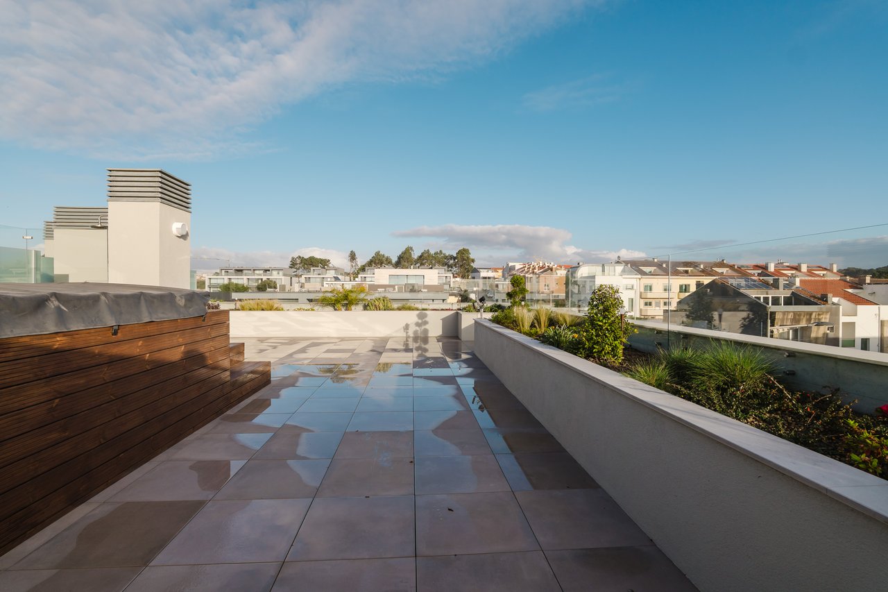 Elegant 3-Bedroom Sea-View Apartment with Large Terrace & Rooftop Pool in Vila Nova de Gaia