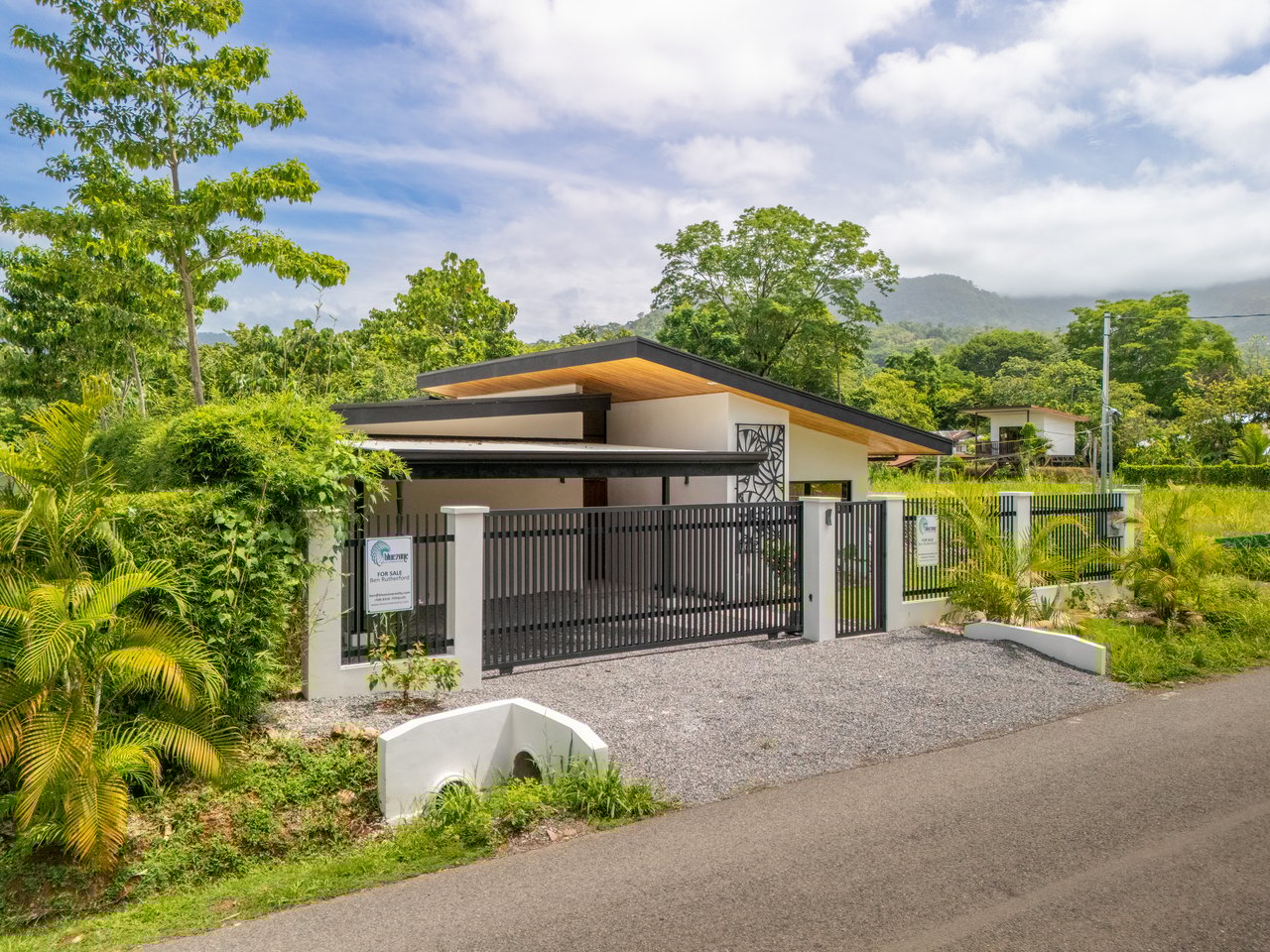 Uvita Tropical Urban Home, New Quality Build!