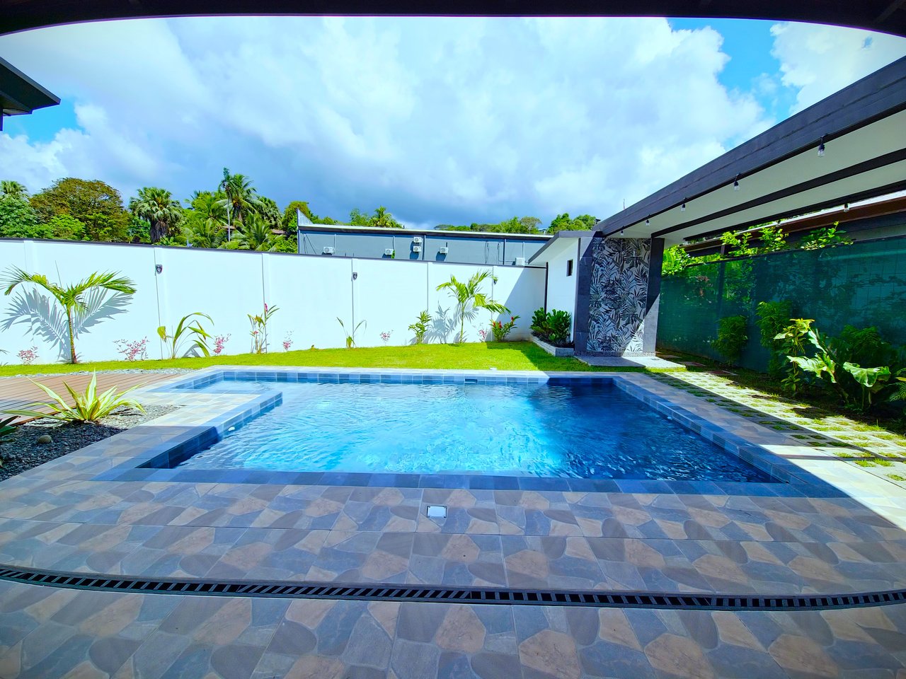 Modern Oasis Near Uvita: Contemporary Living with Pool & Privacy