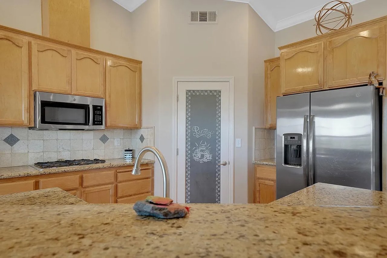 3221 Crestview Dr