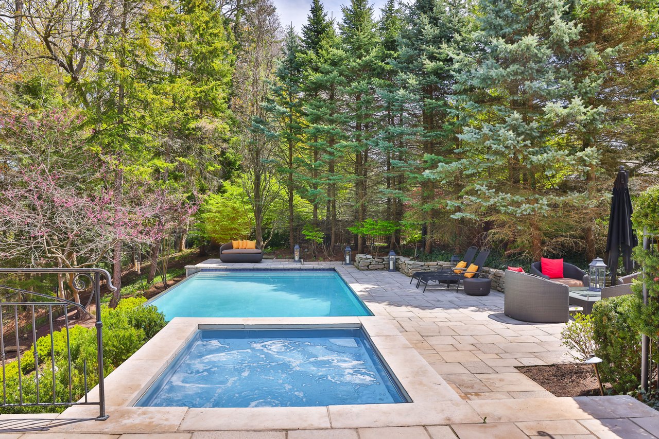 1093 Algonquin Dr