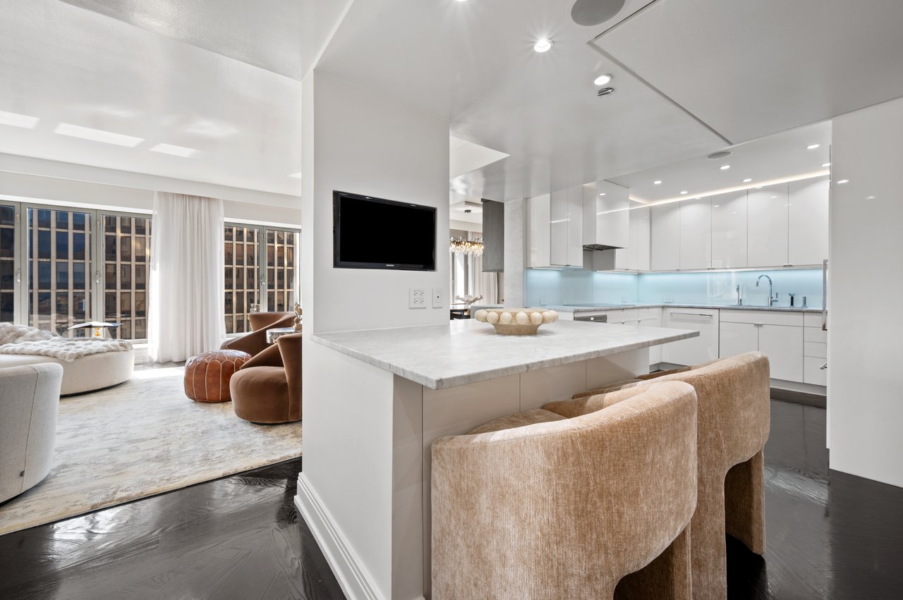 950 N Michigan Ave #2704