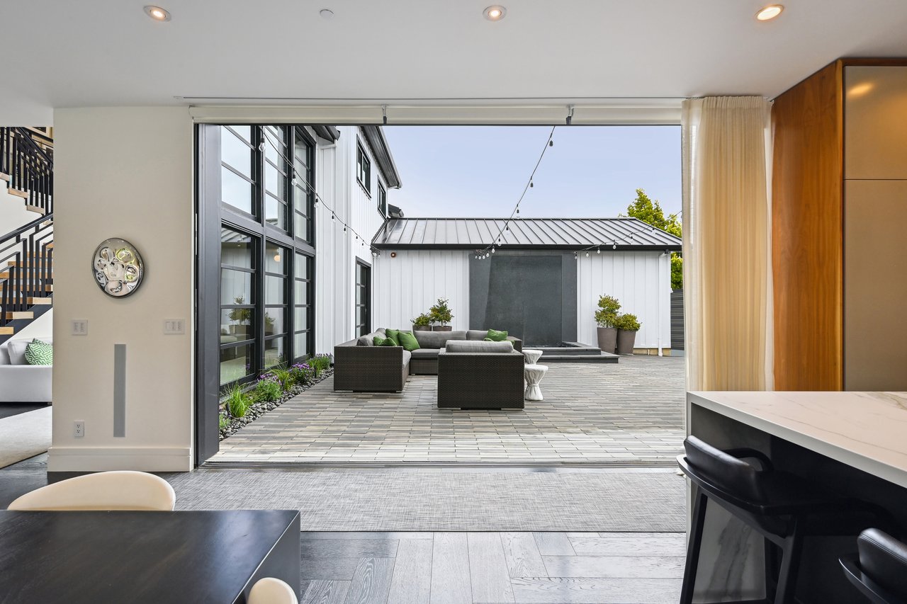 A Waterfront Masterpiece of Modern Luxury