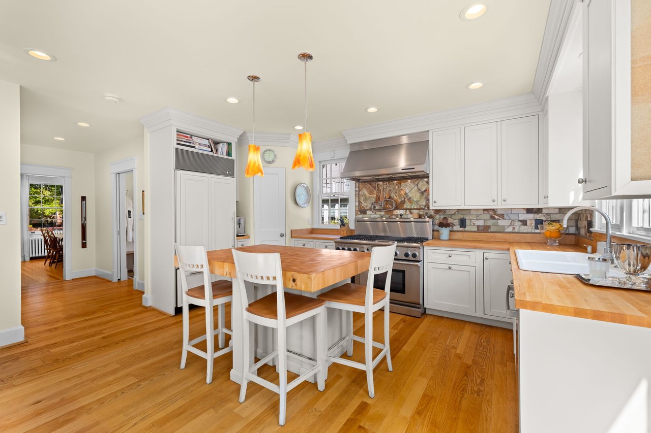 22 W OAK STREET